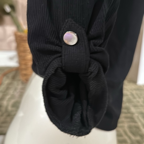 NWT Guess black silver button/snap up v neck collar 3/4 sleeve Medium RIBBED - Picture 7 of 14